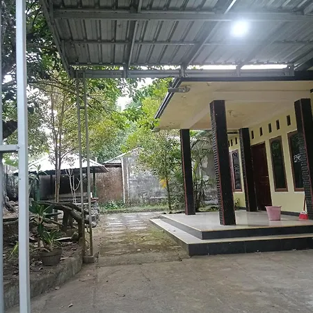 Oyo 93408 Penginapan Annisya Near Sma Negeri 2 Mataram